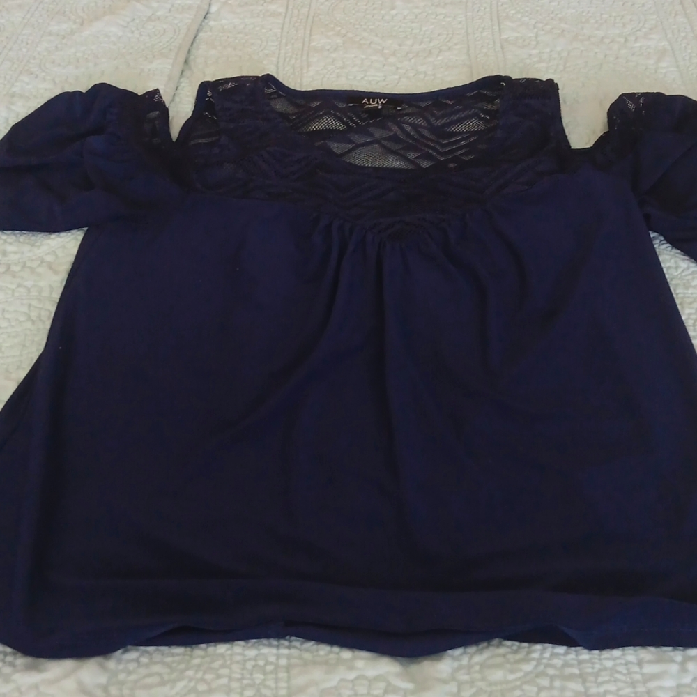 Small cold shoulder navy top. EUC. - Picture 7 of 8